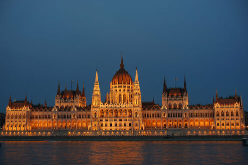 Обои на рабочий стол Здание венгерского парламента / Hungarian Parliament Building на берегу Дуная в Будапеште
