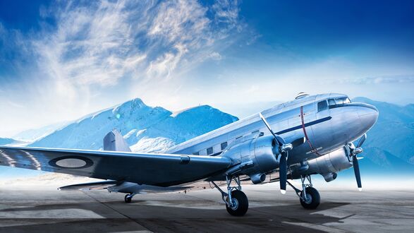 Обои на рабочий стол Duglas C-47 с опознавательными знаками финских ВВС на горном аэродроме