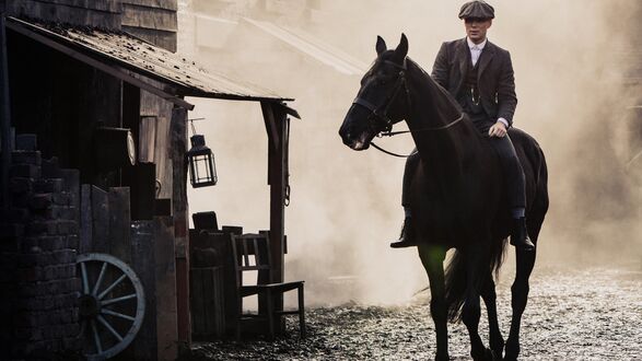 Обои Tomas Shelby / Томас Шелби на черной лошади среди тумана старого города на брусчатке из сериала Острые козырьки / Peaky Blinders