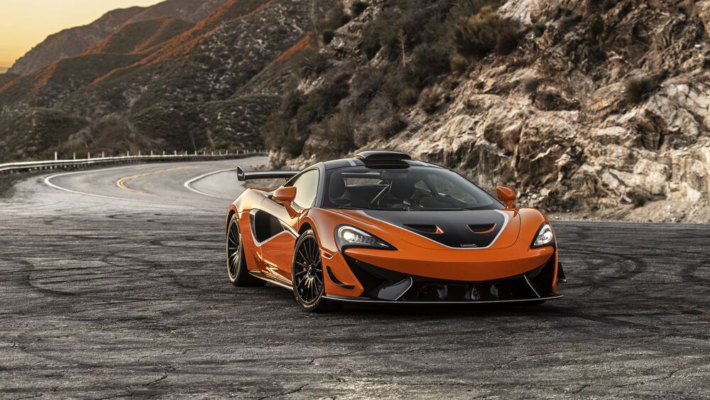 Обои для рабочего стола McLaren 650S на фоне гор