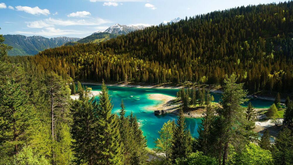 Обои для рабочего стола Зеленое озеро (Green Lake) находится в возле гор Hochschwab неподалеку от поселка Трагос (Tragöß) в Австрии