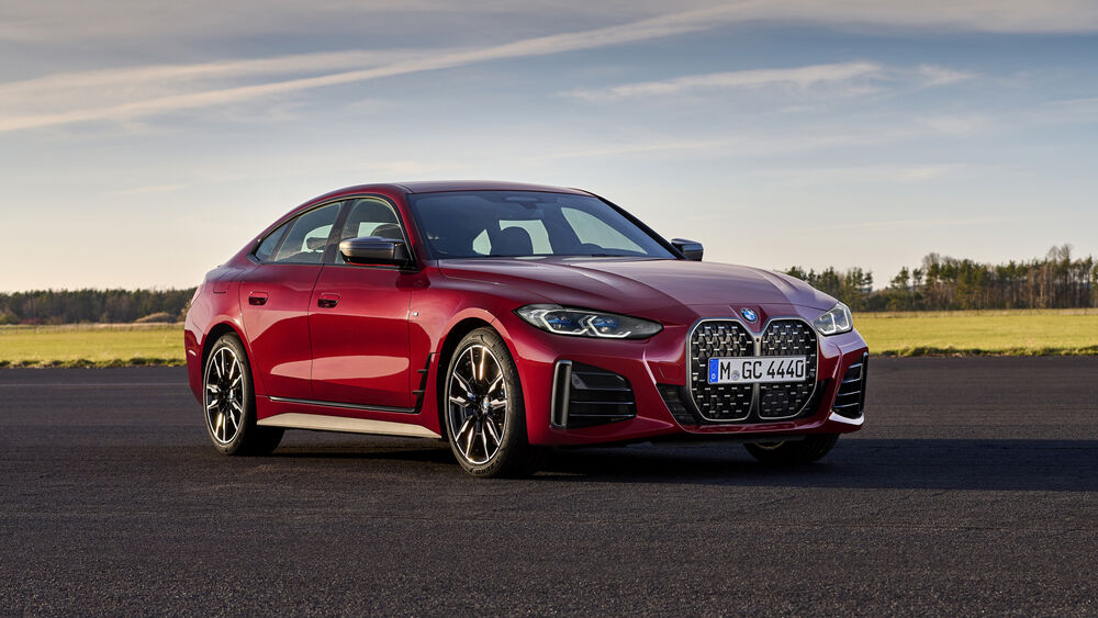 Обои для рабочего стола Красный BMW 4 Gran Coupe стоит на дороге на фоне поля