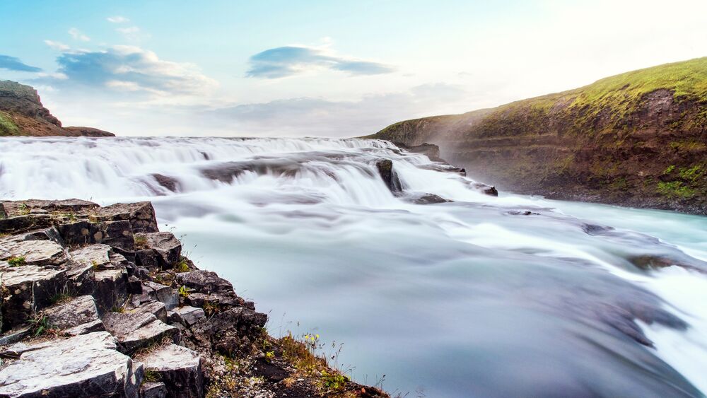 Обои для рабочего стола Гюдльфосс, водопад в Исландии, в регионе Сюдюрланд. Водопад Гюдльфосс находится на реке Хвитау, в долине Хейкадалюр, на юге Исландии