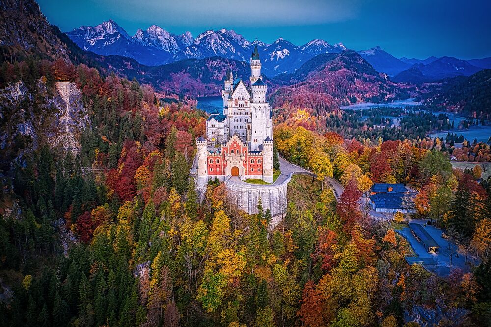 Обои для рабочего стола Замок Нойшванштайн / Neuschwanstein с высоты птичьего полета осенью на фоне гор, Бавария / Bayern, Германия / Deutschland