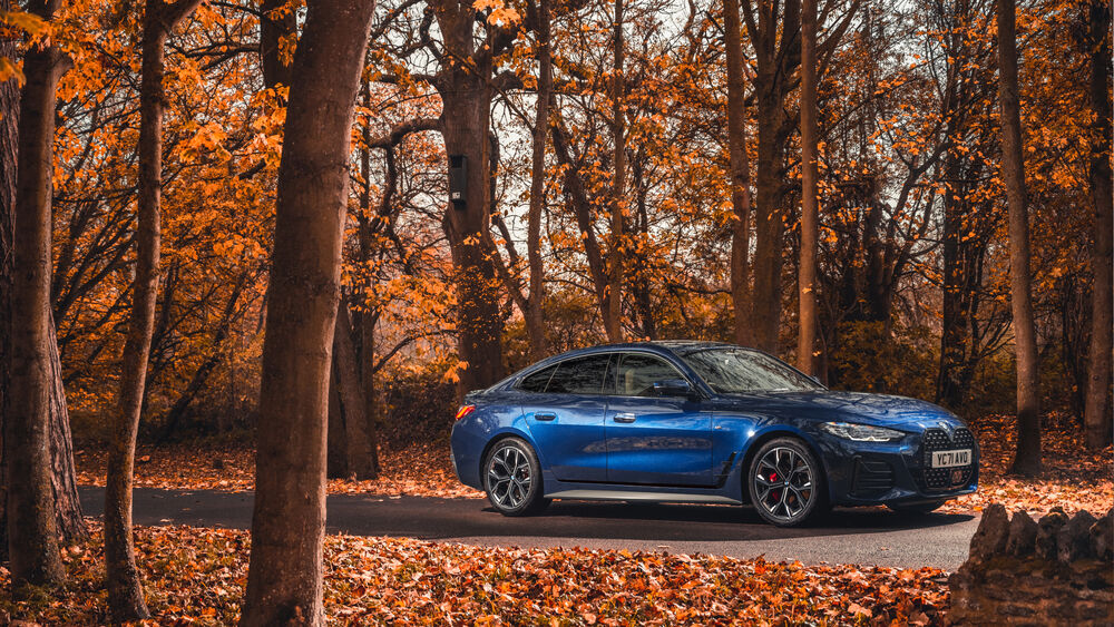 Обои для рабочего стола Автомобиль синего цвета БМВ / BMW 4 Seriecs 420I в осеннем парке