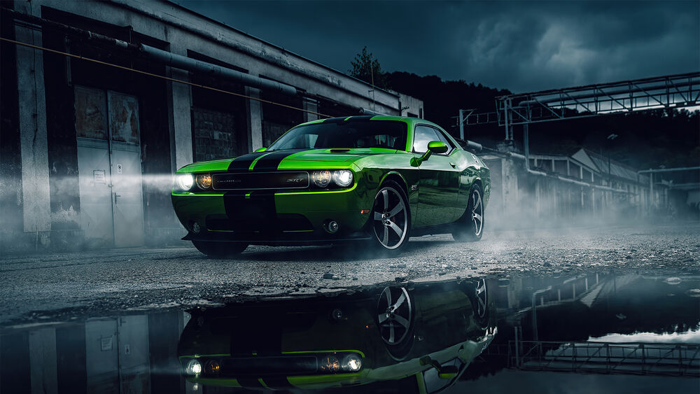 Обои для рабочего стола Зеленый с черными полосами Dodge Challenger SRT среди луж под пасмурным небом у эстакады