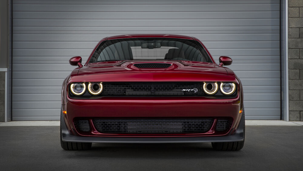 Обои для рабочего стола Автомобиль малинового цвета Dodge Challanger SRT Hellcat на фоне гаражных ворот
