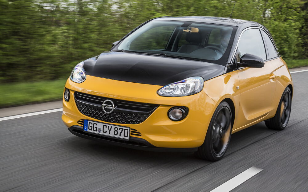 Обои для рабочего стола Автомобиль Opel Adam желто-черного цвета в движении