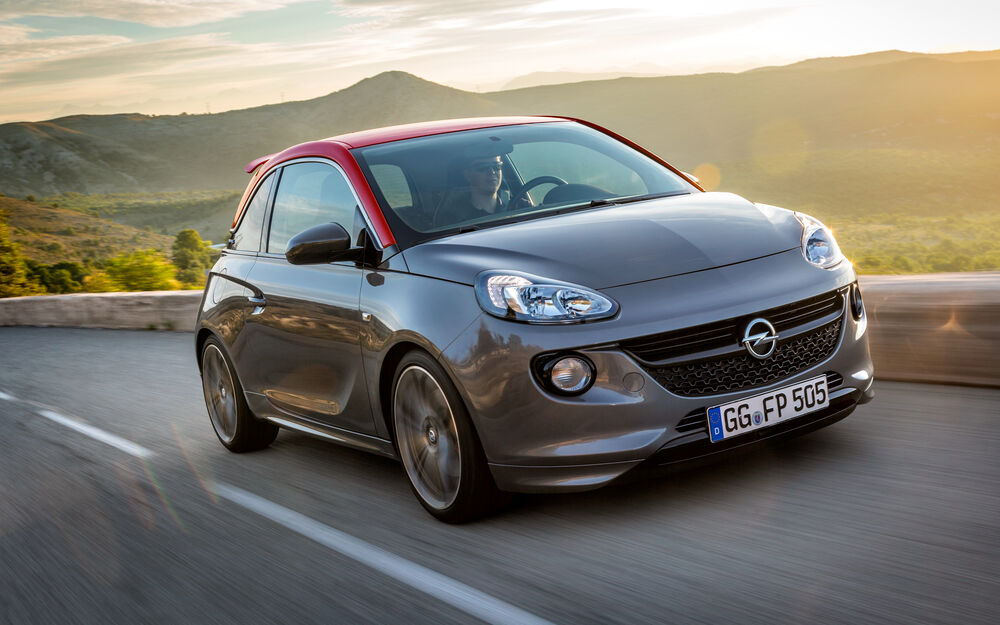 Обои для рабочего стола Автомобиль Opel Adam в движении на фоне холмов