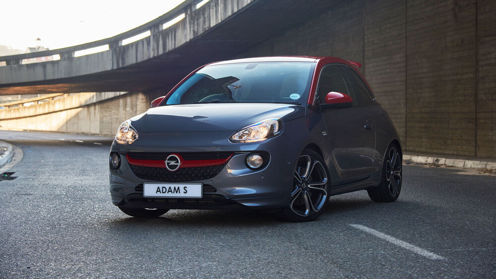 Обои для рабочего стола Автомобиль Opel Adam на дорожной эстакаде