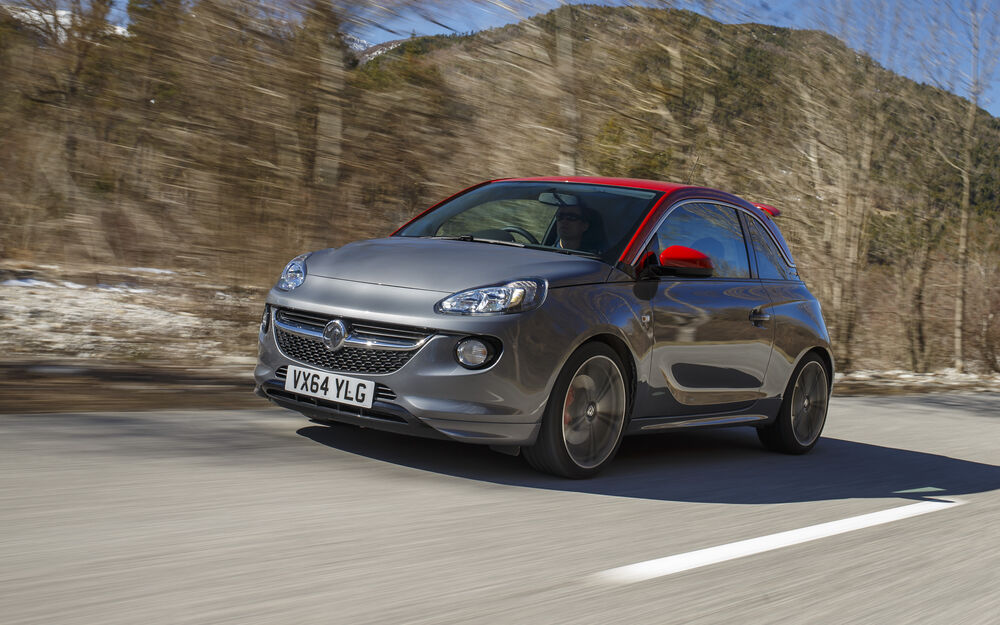 Обои для рабочего стола Автомобиль Vauxhall Adam в движении на фоне холма и деревьев
