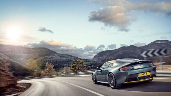 Обои на рабочий стол Сероголубой Aston Martin V8 Vantage N430 - на шоссе на фоне гор