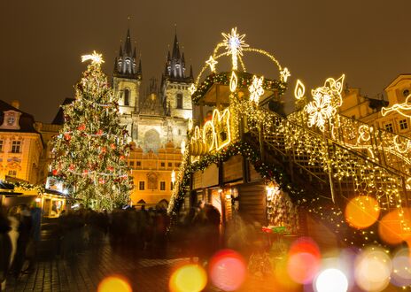 Обои на рабочий стол Новогодние украшения на лестнице возле собора ночью Prague / Прага, Чехия