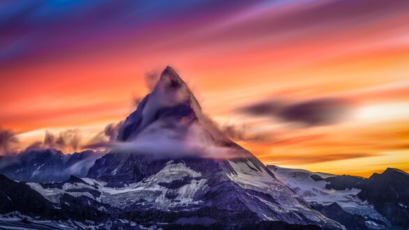 Обои на рабочий стол Гора Маттерхорн / Matterhorn на фоне красного неба в облаках