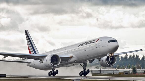 Обои на рабочий стол Взлетающий пассажирский авиалайнер компании Airfrance