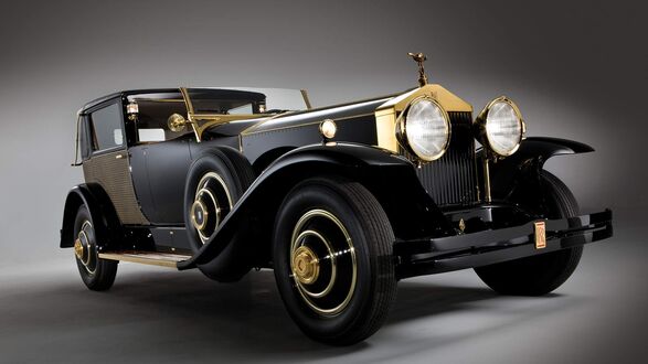 Обои на рабочий стол Ретро автомобиль Rolls Royce спереди на сером фоне