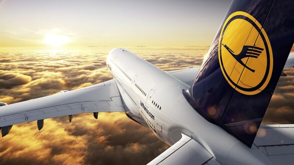 Обои на рабочий стол Самолет авиакомпании Люфтганза / Lufthansa в облаках