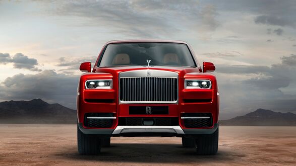 Обои на рабочий стол Красная Роллс-Ройс / Rolls-Royce машина в пустынеН на фоне гор
