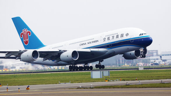 Обои на рабочий стол Самолет авиакомпании China Southern взлетает