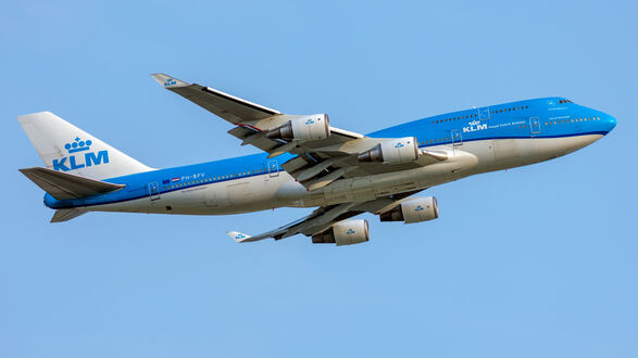 Обои на рабочий стол Голубой самолет Боинг-747-400 / Boeing-747-400 в небе