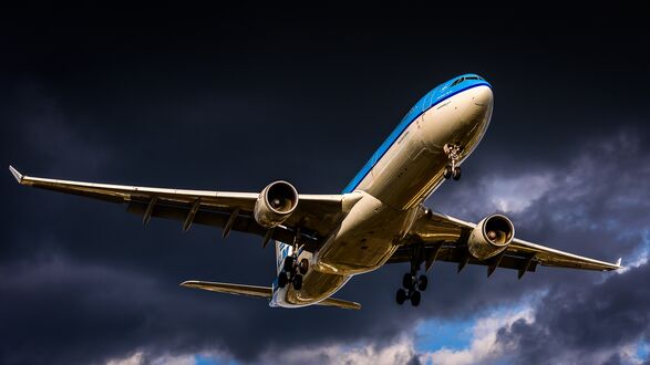 Обои на рабочий стол Голубой самолет Боинг-747-400 / Boeing-747-400 взлетел среди грозовых облаков