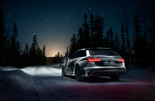 Обои на рабочий стол Audi RS6 в ночном лесу зимой