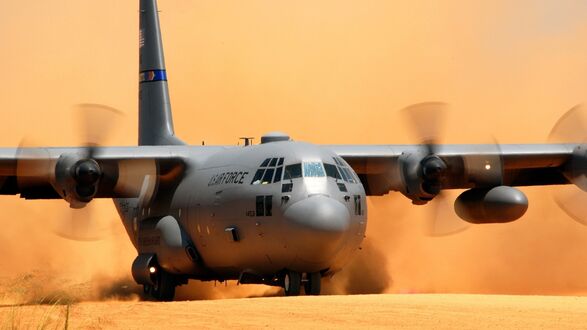 Обои на рабочий стол Военный самолет US Air force Геркулес в пустыне