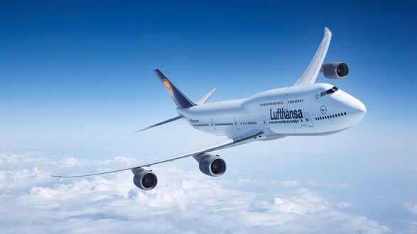 Обои на рабочий стол Самолет Boeing 747 авиакомпании Lufthansa над облаками идет на разворот