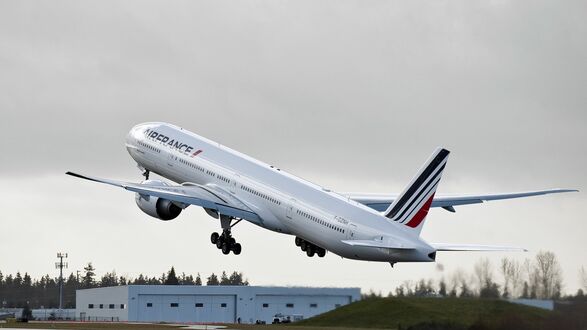 Обои на рабочий стол Самолет авиакомпании Airfrance взлетает