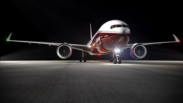 Обои на рабочий стол Самолет Boeing 777-9x на фоне ночного неба готовится к взлету