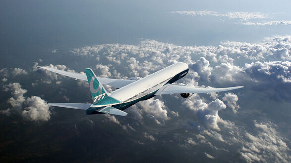 Обои на рабочий стол Самолет над облаками Boeing 777