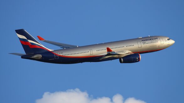 Обои на рабочий стол Самолет Airbus a330 авиакомпании Аэрофлот в небе