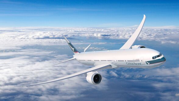 Обои на рабочий стол Самолет авиакопании Cathay Pacific над облаками