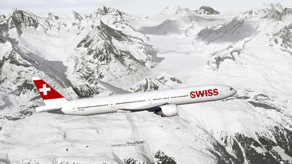 Обои на рабочий стол Самолет авиакомпании swiss летит над заснеженными горами