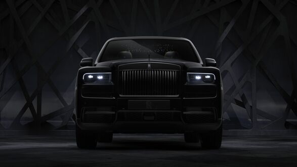 Обои на рабочий стол Черный Роллс-Ройс / Rolls-Royce Wraith на черном фоне