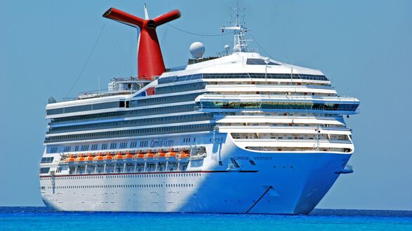 Обои на рабочий стол Круизный лайнер стоит на якоре (Carnival Victory)