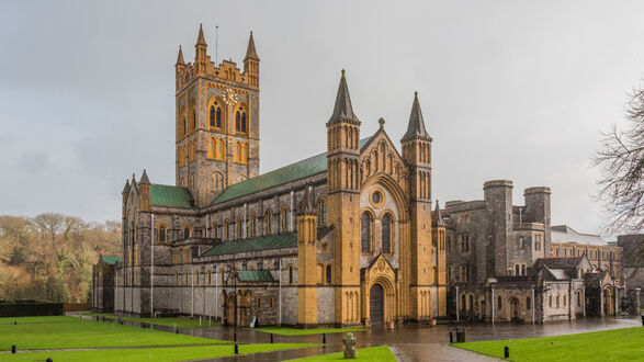 Обои на рабочий стол Бакфастское аббатство / Buckfast Abbey в национальном парке Дартмур / Dartmoor National Park