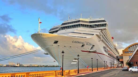 Обои на рабочий стол Белый круизный лайнер Carnival Glory стоит на причале