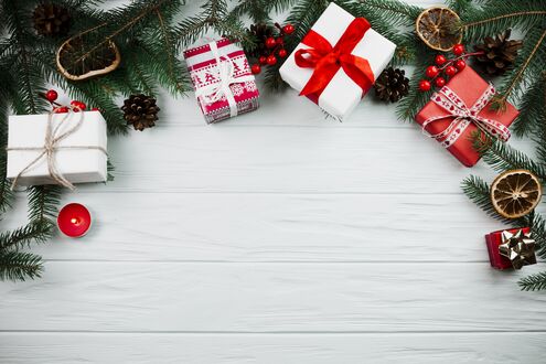 Обои на рабочий стол Коробки с подарками, еловые ветки, шишки и апельсины на белых досках. Шаблон новогодней открытки