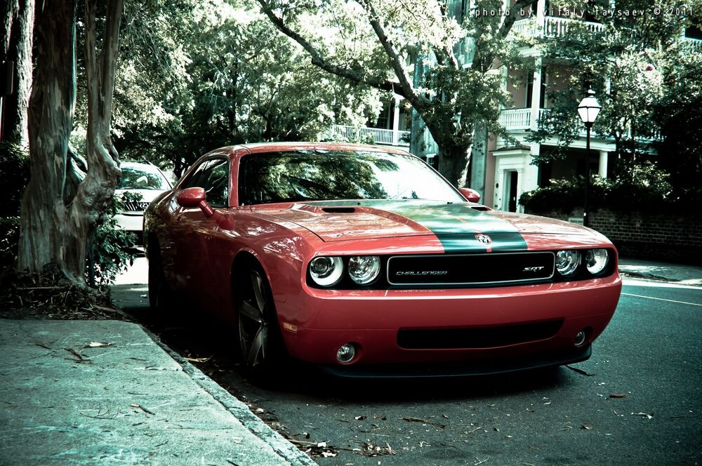 Обои для рабочего стола Оранжевый Dodge Challenger SRT припаркован на улице