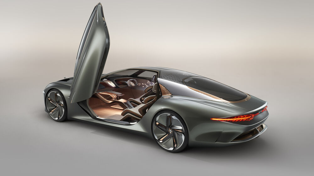 Обои для рабочего стола Bentley EXP100GT на сером фоне с открытой дверью
