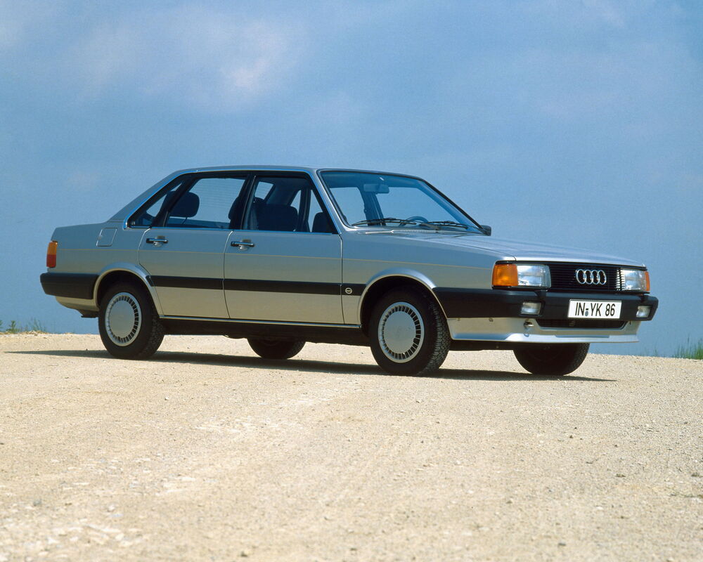 Обои на рабочий стол Автомобиль Audi 80 B2 стоящий на грунтовой дороге в  солнечный день, обои для рабочего стола, скачать обои, обои бесплатно