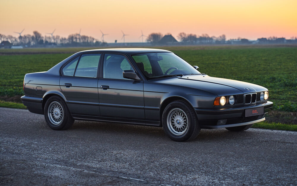 Обои для рабочего стола Автомобиль BMW 535i (E34) на поле в сельской местности, освещаемой зарей