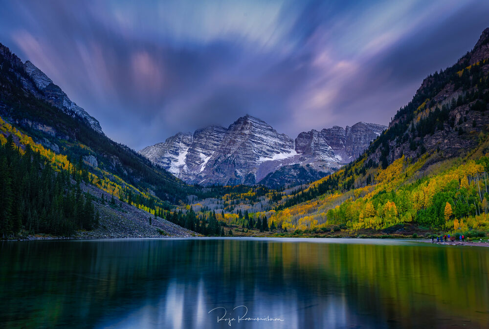 Обои для рабочего стола Восход на озере у Maroon Bells - двух вершин в Лосиных горах, Maroon Peak и North Maroon Peak, штат Колорадо, США