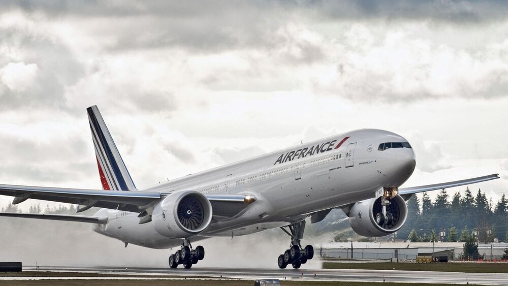 Обои для рабочего стола Взлетающий пассажирский авиалайнер компании Airfrance