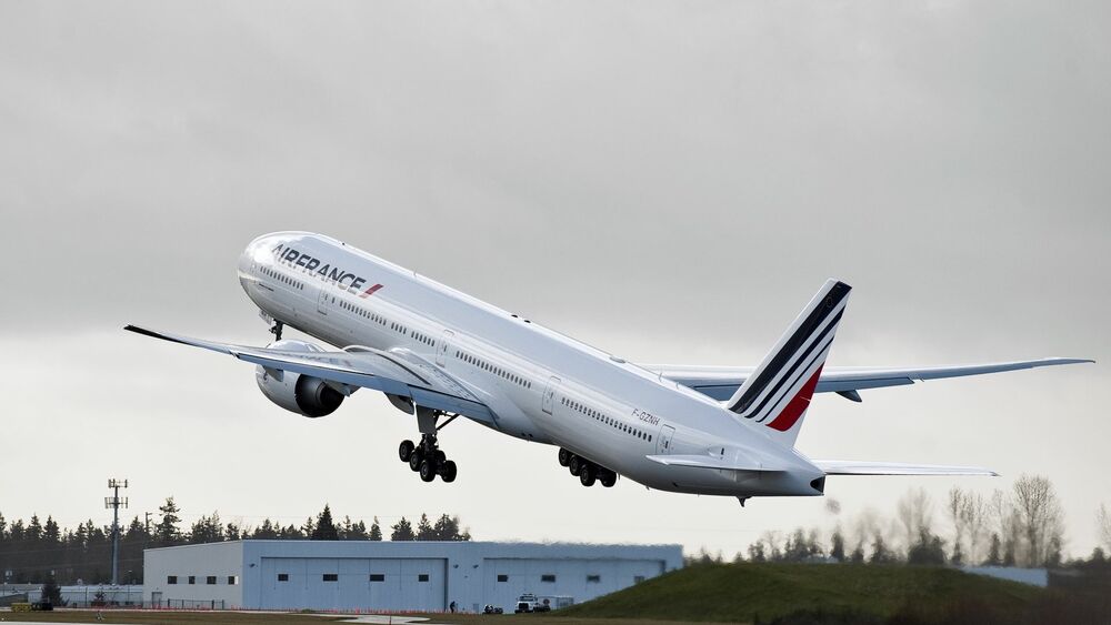 Обои для рабочего стола Самолет авиакомпании Airfrance взлетает
