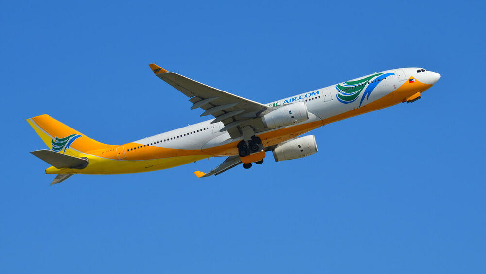 Обои для рабочего стола Желтый взлетел Airbus a330 на фоне голубого неба