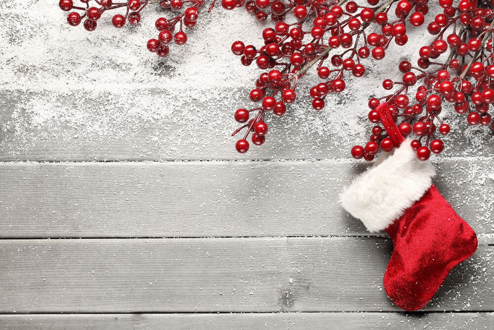 Обои для рабочего стола Красные рождественские ягоды на фоне деревянной стены с висящим носком, шаблон новогодней открытки
