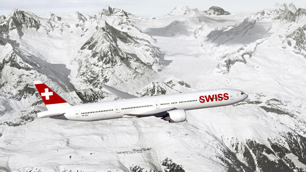 Обои для рабочего стола Самолет авиакомпании swiss летит над заснеженными горами