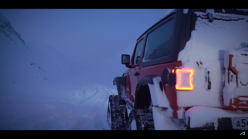 Обои для рабочего стола Jeep wrangler на гусеницах в горахсн